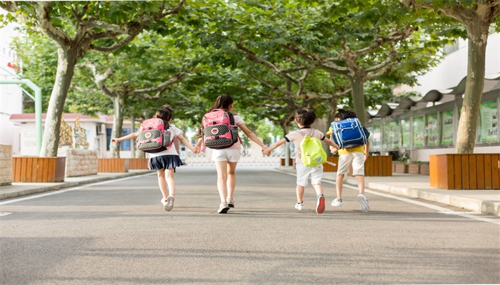 做梦梦见在学校里走动