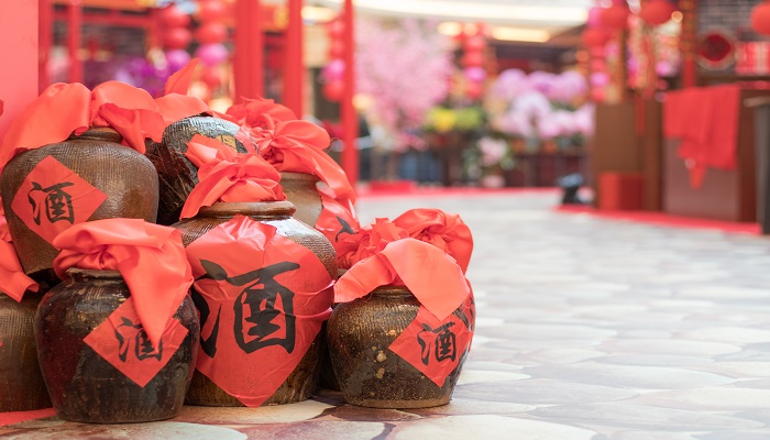 做梦梦见拼命喝酒是什么意思 做梦梦见拼命喝酒有什么预兆