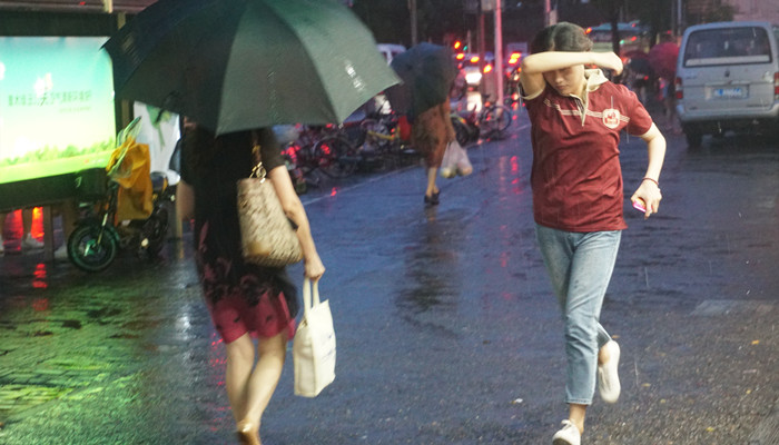 做梦梦见在雨中奔跑是什么意思