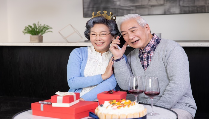 做梦梦见长辈过生日是什么意思 做梦梦见长辈过生日有什么预兆