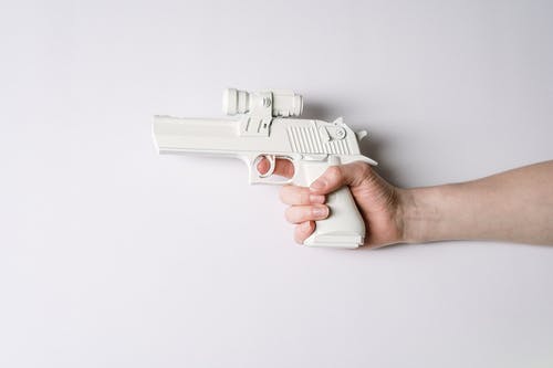 做梦梦见自己用枪打死别人