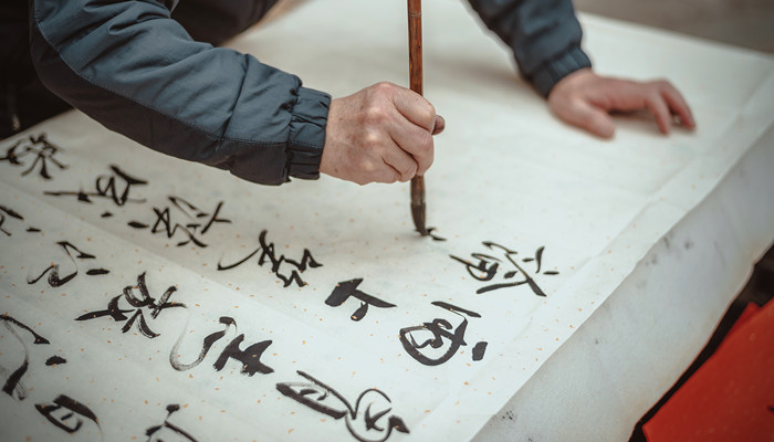 做梦梦见写毛笔字是什么意思 做梦梦见写毛笔字有什么预兆
