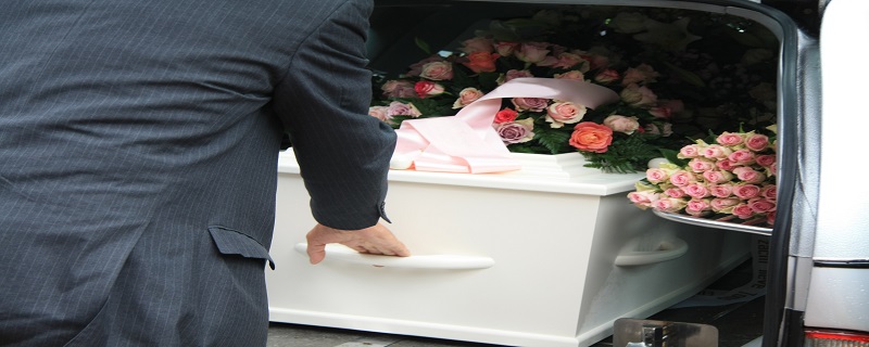 做梦梦见一群人抬棺材出殡