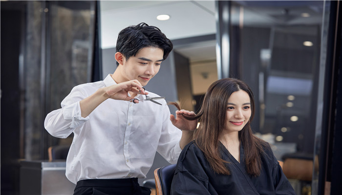 女人做梦梦见看见别人剪头发