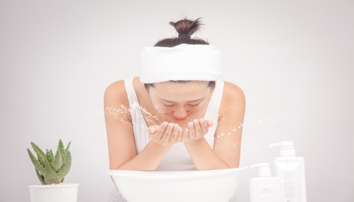 女人做梦梦见用清水洗脸