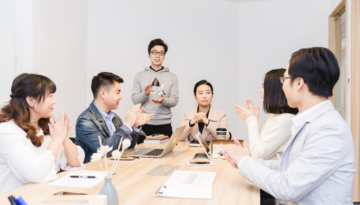 做梦梦见男领导喜欢我亲近我