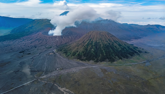 做梦梦见火山爆发集体逃跑