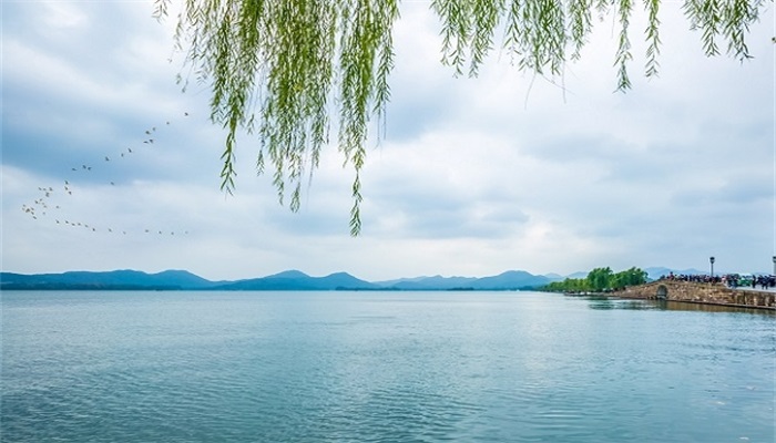 做梦梦见一条又宽又清澈的大河