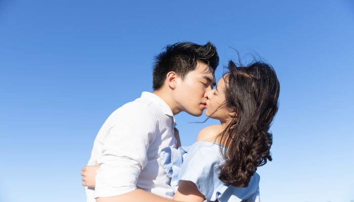 做梦梦见强吻什么意思 做梦梦见强吻预示什么