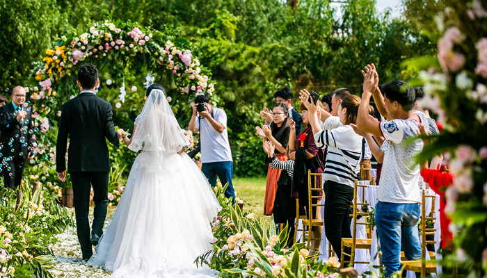 女人做梦梦见参加别人婚礼是什么意思
