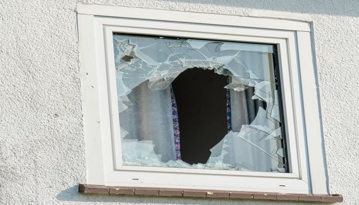 女人做梦梦见窗户玻璃碎了是什么意思 女人做梦梦见窗户玻璃碎了有什么预兆