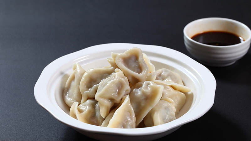 做梦梦见和别人一起吃饺子是什么意思
