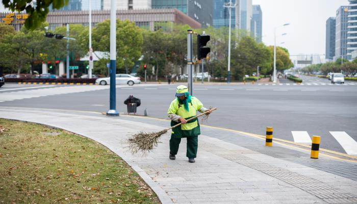 做梦梦见自己扫地很多垃圾是什么意思