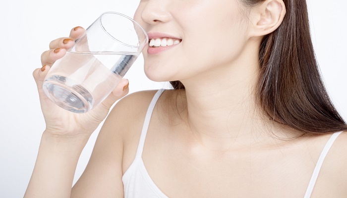 女人做梦梦见用杯子喝水