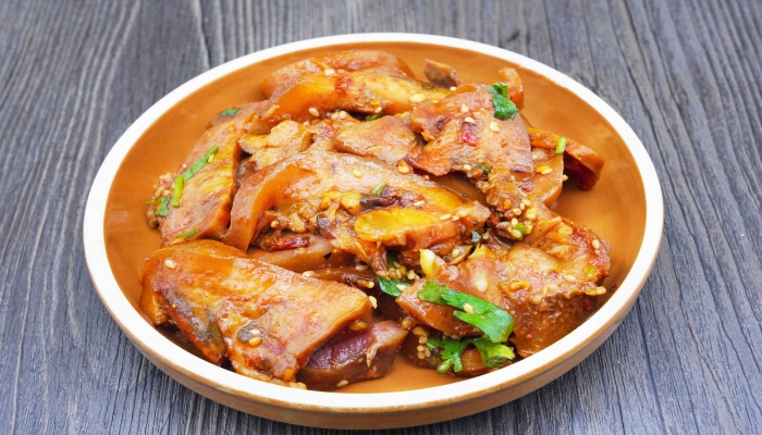 做梦梦见吃猪头肉是什么意思