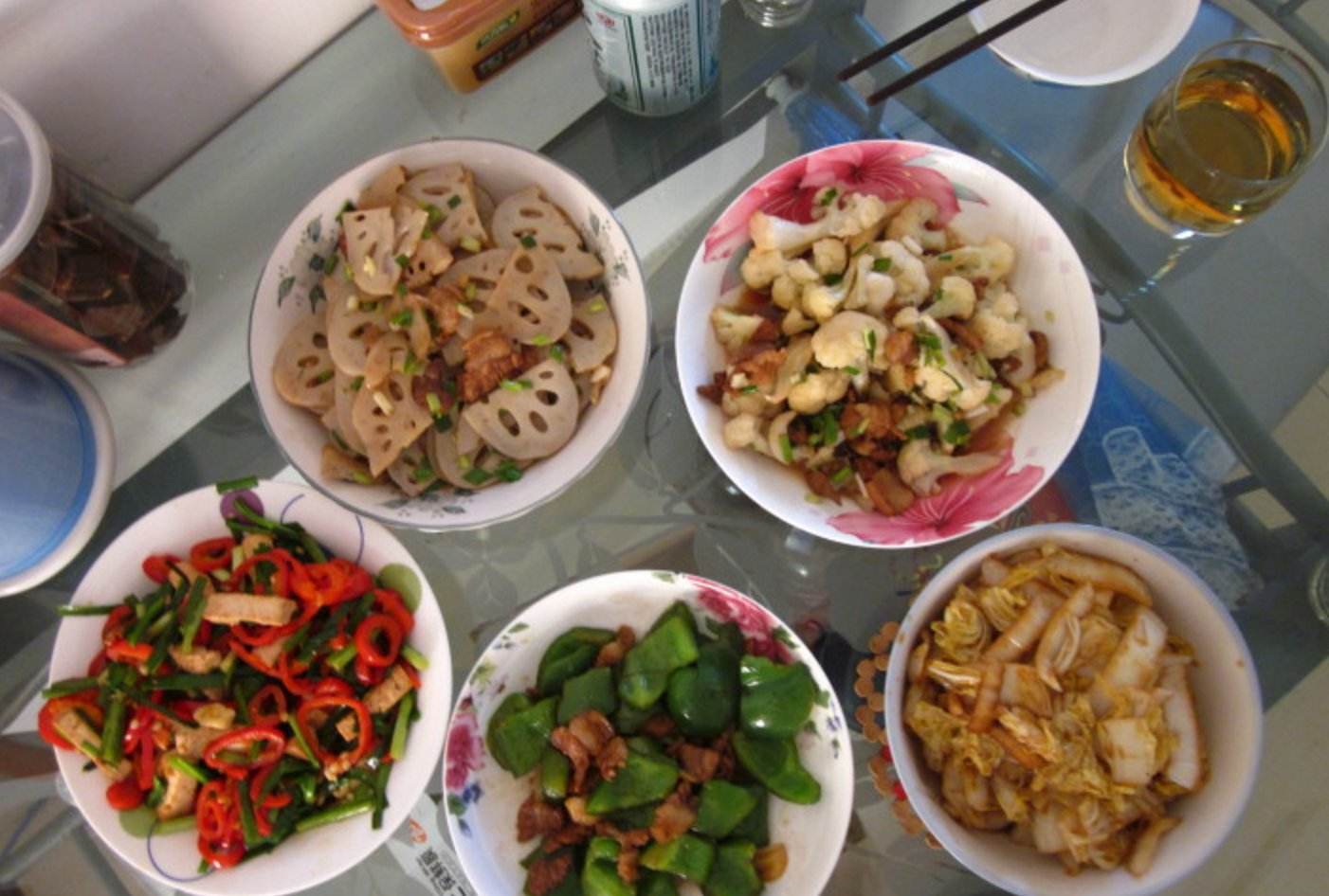 做梦梦见和朋友吃饭是什么意思