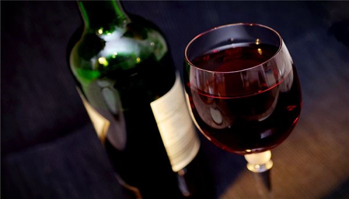 做梦梦见向人讨酒喝是什么意思 做梦梦见向人讨酒喝有什么预兆