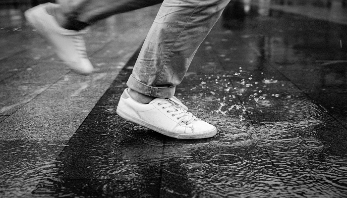 做梦梦见雨水把路淹了
