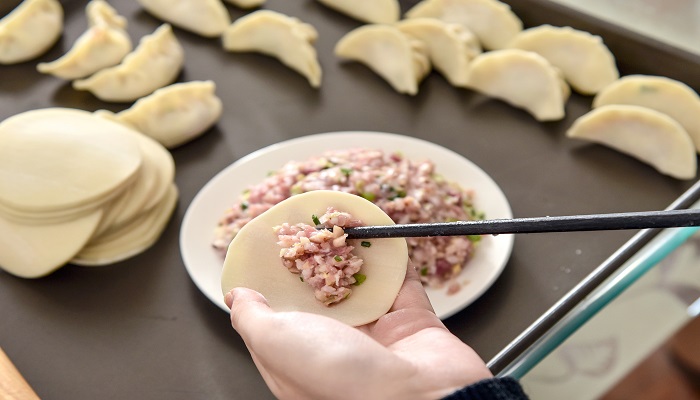 做梦梦见擀饺子皮是什么意思 做梦梦见擀饺子皮有什么预兆
