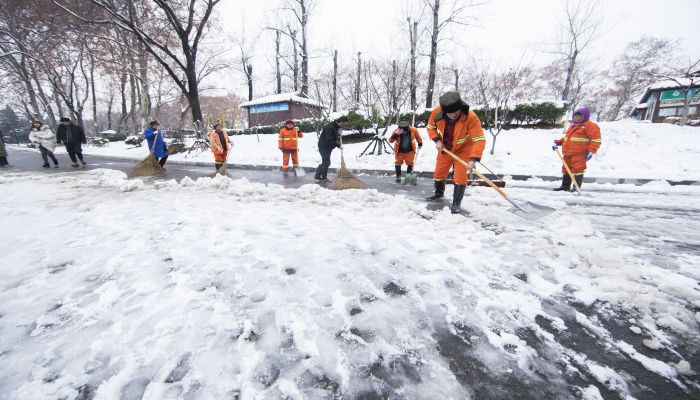 做梦梦见扫雪是什么意思 做梦梦见扫雪有什么预兆