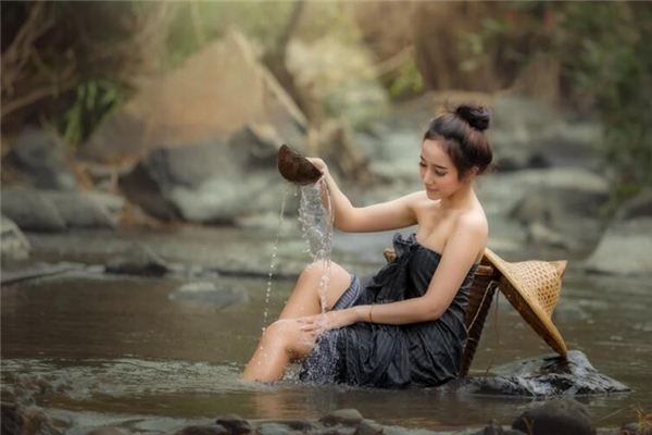 做梦梦见女人洗澡是什么意思 做梦梦见女人洗澡有什么预兆