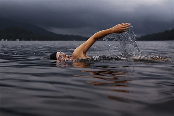 做梦梦见在大海里游泳是什么意思 做梦梦见在大海里游泳有什么预兆