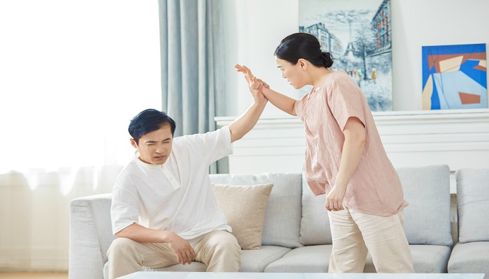 女儿做梦梦见父亲被打什么预兆