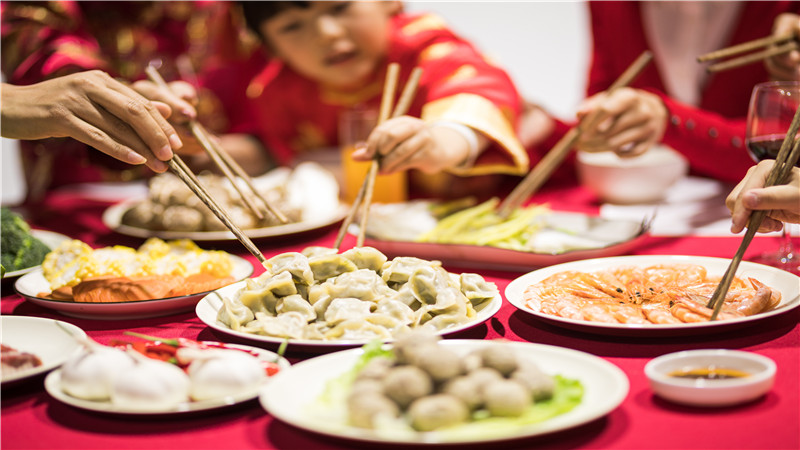 做梦梦见好多人在一起吃饭是什么意思