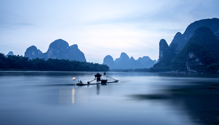 做梦梦见自己在小船上划水