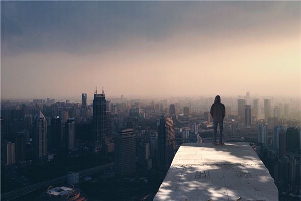 做梦梦见站在高处是什么意思 做梦梦见站在高处有什么预兆
