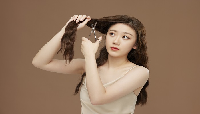做梦梦见自己给自己剪头发是什么意思 做梦梦见自己给自己剪头发有什么预兆