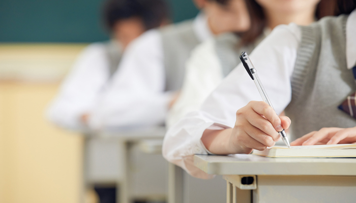 做梦梦见自己回到初中上学