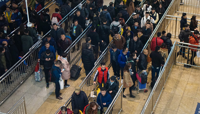 做梦梦见人多是什么意思