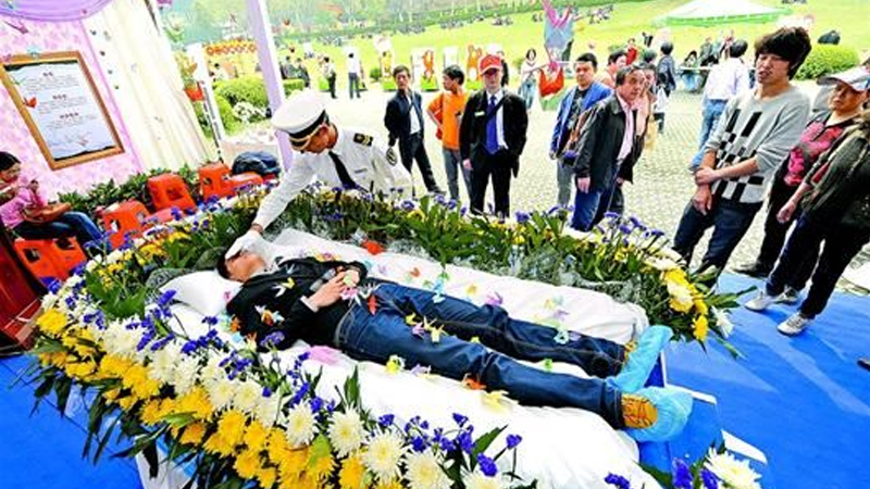 做梦梦见好多人死了什么意思