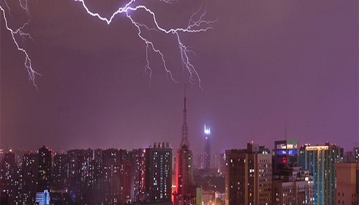 做梦梦见雷劈到地上
