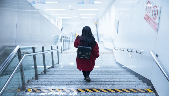 做梦梦见下楼梯一脚踩空了吓醒了