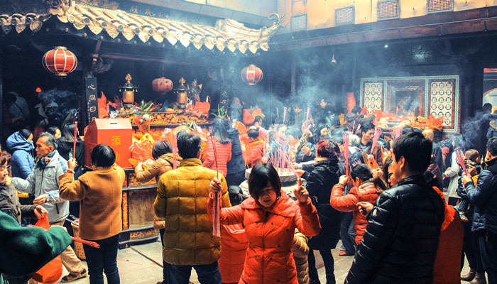 做梦梦见庙里烧香拜佛是什么意思
