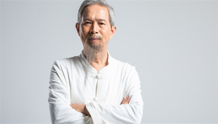 做梦梦见死去的父亲在老家盖房子