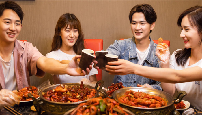 做梦梦见别人请吃饭是什么意思