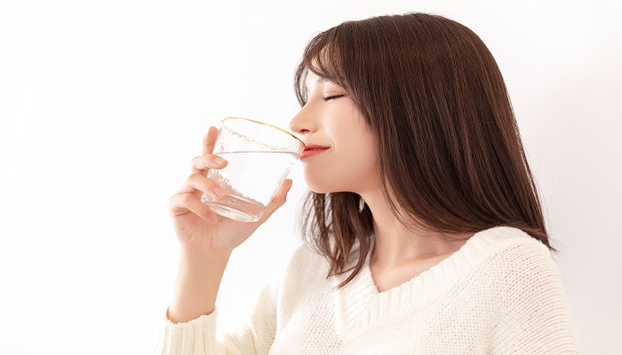 做梦梦见自己拿水给别人喝