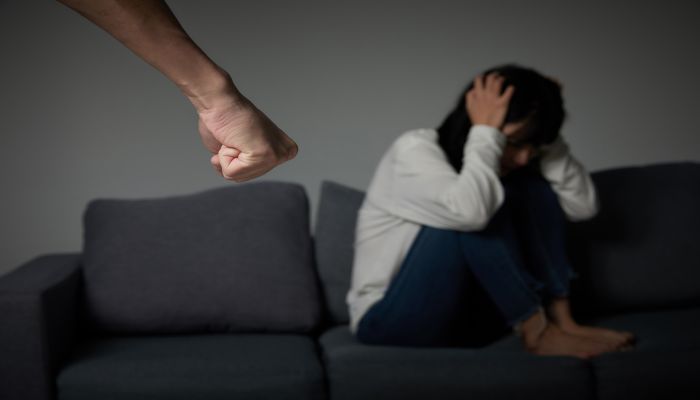 女人做梦梦见吓得到处躲藏