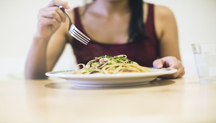 做梦梦见别人吃面条是什么意思 做梦梦见别人吃面条是什么预兆