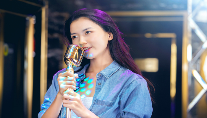 女人做梦梦见别的女人唱歌