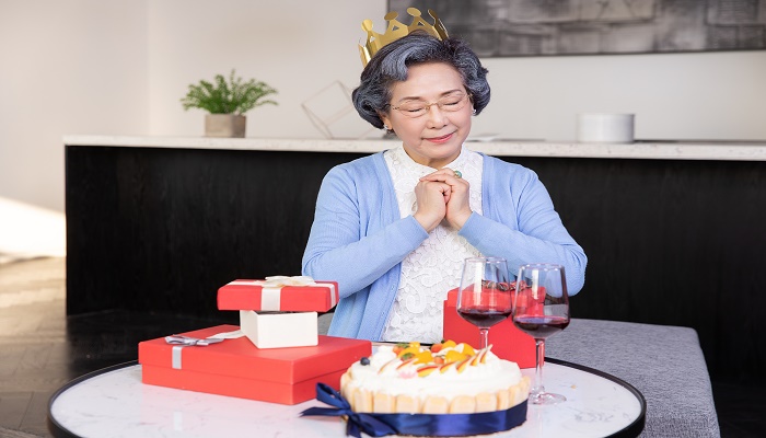 做梦梦见长辈过生日是什么意思 做梦梦见长辈过生日有什么预兆