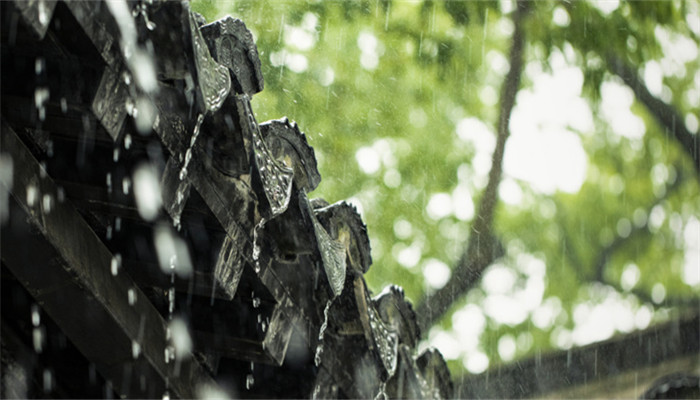 做梦梦见大雨倾盆淋湿自己