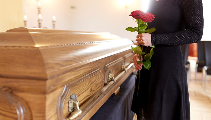 做梦梦见抬死去的人把腰扭了