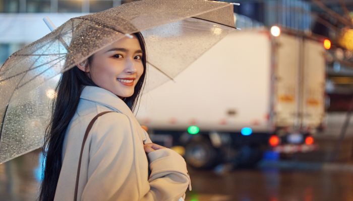 做梦梦见撑着伞在雨中步行是什么意思 做梦梦见撑着伞在雨中步行是什么预兆