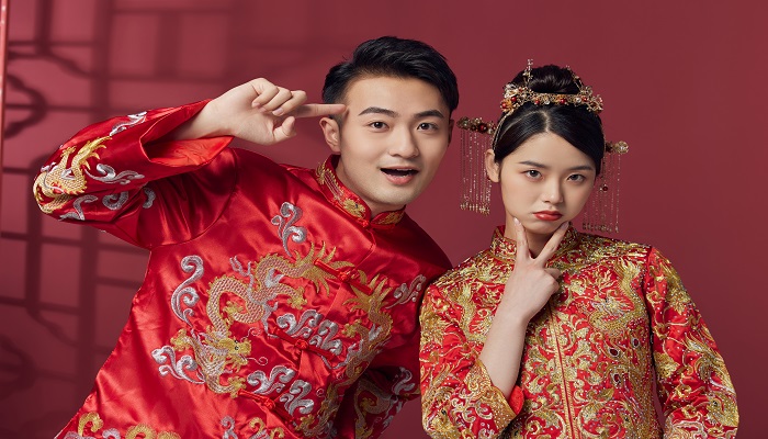 做梦梦见新娘穿红色衣服结婚