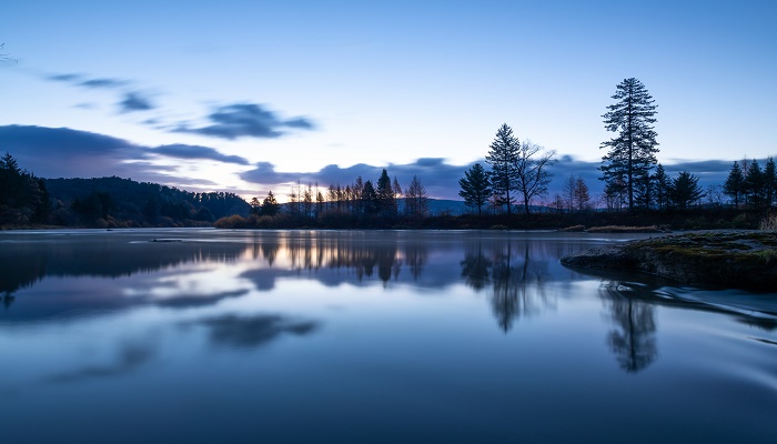 做梦梦见一条大河水面很宽