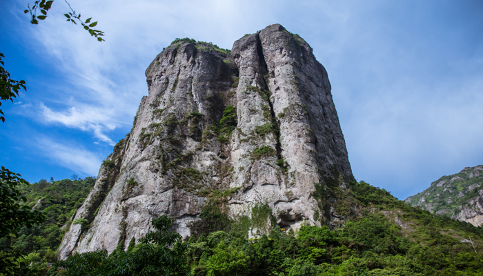 女人做梦梦见石头滚下山
